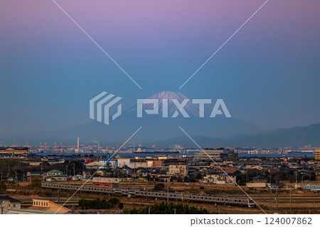 Mount Fuji in the Venus Belt and the E217 series Mount Fuji in the Venus Belt and the E217 series 124007862