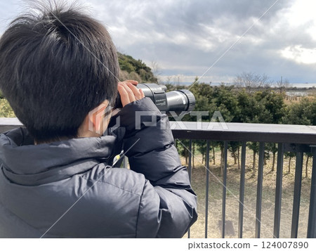 葛西臨海公園裡的孩子正在用望遠鏡觀察 124007890