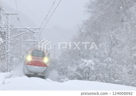 秋田新幹線在暴風雪中穿越仙庭峠 秋田新幹線在暴風雪中穿越仙庭峠 124008092