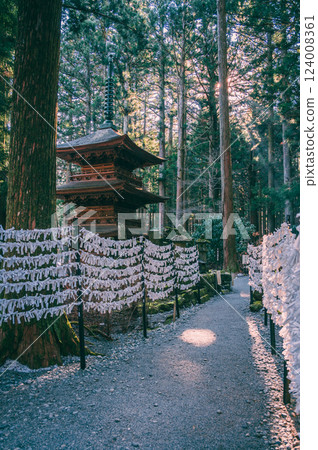 Fortune-telling path and three-story pagoda [Kozenji Temple] 124008361