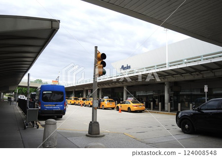 一輛計程車停在約翰甘迺迪國際機場 7 號航站樓 124008548