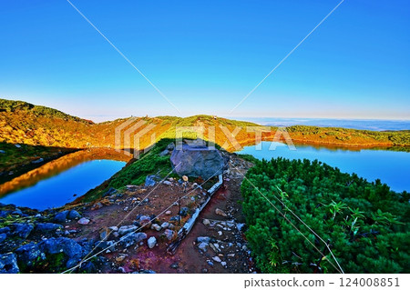 Asahidake in the Daisetsu Mountain Range: A spectacular view of Meotoike Pond and the sea of clouds 124008851