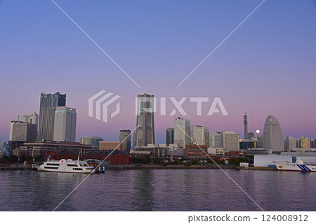 Mysterious pre-dawn scenery of Yokohama Minato Mirai Mysterious pre-dawn scenery of Yokohama Minato Mirai 124008912