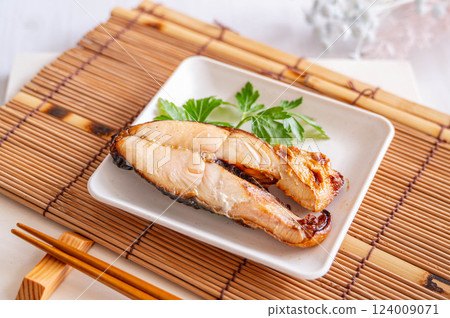 Grilled fish with salt 124009071