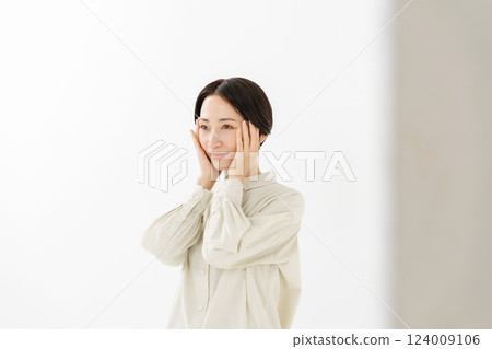 Middle woman beauty 124009106