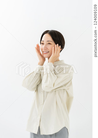 Middle woman beauty 124009109