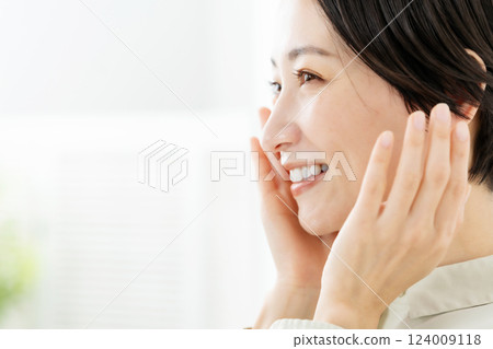 中年婦女美容側面特寫 124009118