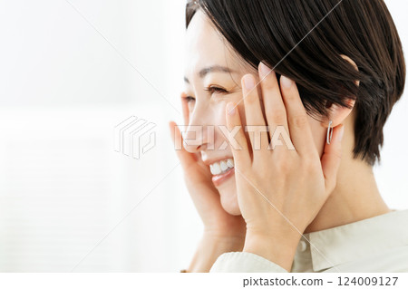 Middle-aged woman beauty profile close-up 124009127