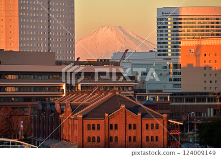 Sunrise scenery of Minato Mirai, Yokohama Sunrise scenery of Minato Mirai, Yokohama 124009149