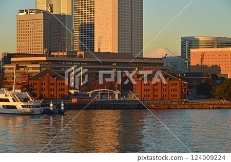 Sunrise scenery of Minato Mirai, Yokohama Sunrise scenery of Minato Mirai, Yokohama 124009224