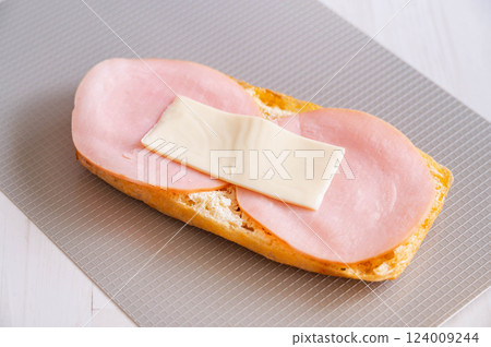 Tochioage topped with ham and cheese 124009244