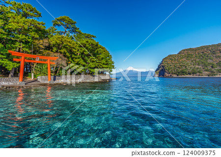 Moroguchi Shrine, the torii gate, the sea (Suruga Bay) and Mt. Fuji, "Toda, Numazu City" 124009375