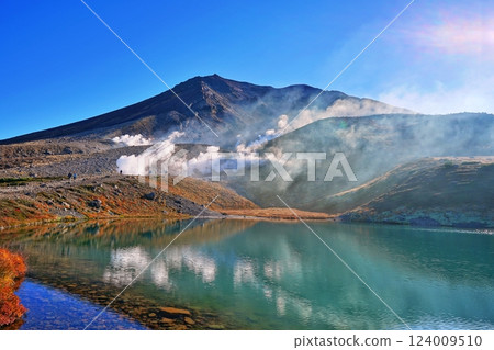 秋季的大雪山山脈：沐浴朝陽的朝日岳、姿見池 124009510