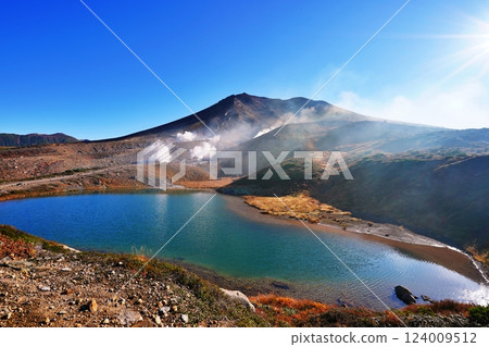 秋季的大雪山山脈：沐浴朝陽的朝日岳、姿見池 124009512