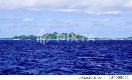 從海上俯瞰沖繩縣伊是名島 124009661