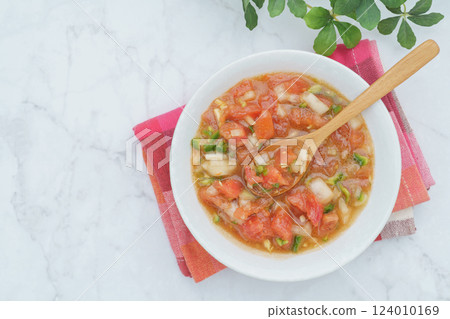 Tomato salsa sauce image (ingredients: tomatoes, onions, green chili peppers, etc.) 124010169