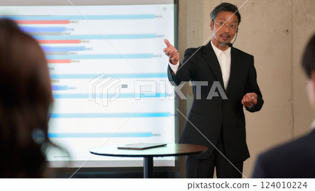 一位老人在投影片前做演講 124010224
