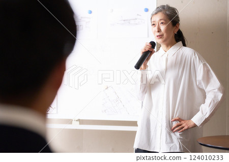 一位老年婦女在白板前發表演講 124010233
