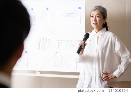 一位老年婦女在白板前發表演講 124010234