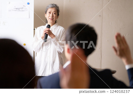 一位老年婦女在白板前發表演講 124010237