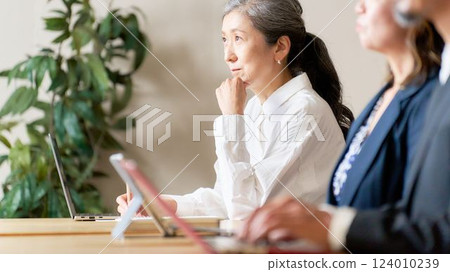 Senior women listening intently to a seminar 124010239