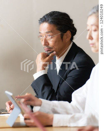 參加研討會的老人表情嚴肅 124010249