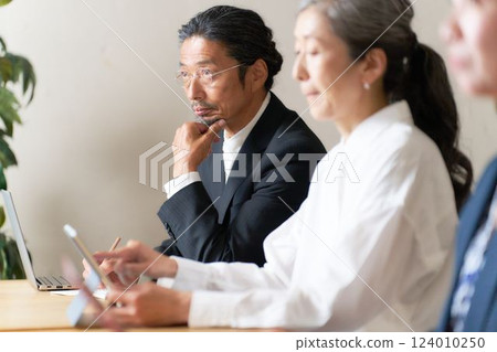 Senior man attending a seminar 124010250