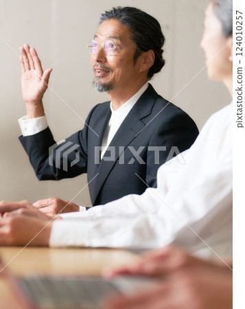 老人舉手發言 124010257