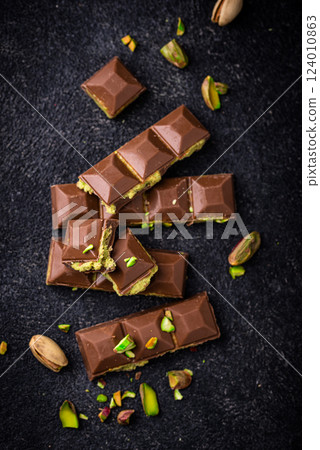 Dubai chocolate with kadayif pistachio filling Dubai chocolate with kadayif pistachio filling 124010863