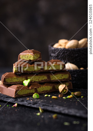 Dubai chocolate with kadayif pistachio filling 124010865