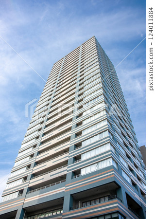 從下面看藍天和塔樓公寓大樓 124011884