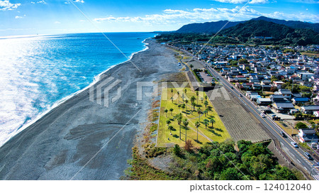 Aerial shot of the vast shingle beach of Shichiri-Mihama (Mihama Town, Mie Prefecture) in Kumano taken with a drone Aerial shot of the vast shingle beach of Shichiri-Mihama (Mihama Town, Mie Prefecture) in Kumano taken with a drone 124012040
