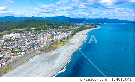 Aerial shot of the vast shingle beach of Shichiri-Mihama (Mihama Town, Mie Prefecture) in Kumano taken with a drone Aerial shot of the vast shingle beach of Shichiri-Mihama (Mihama Town, Mie Prefecture) in Kumano taken with a drone 124012041