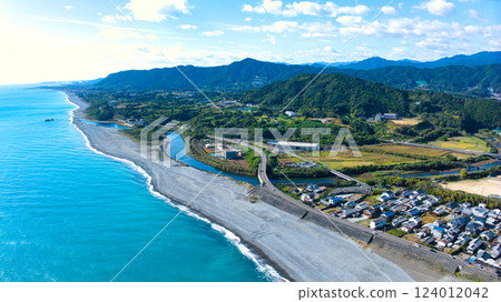 Aerial shot of the vast shingle beach of Shichiri-Mihama (Mihama Town, Mie Prefecture) in Kumano taken with a drone 124012042