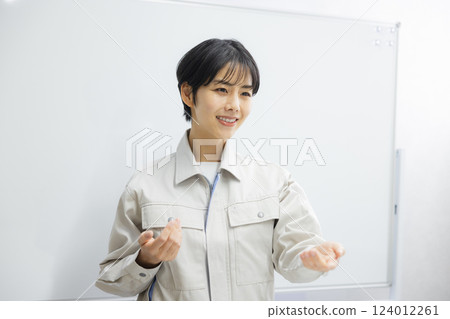 一位身著工作服的女士在會議室演講 124012261