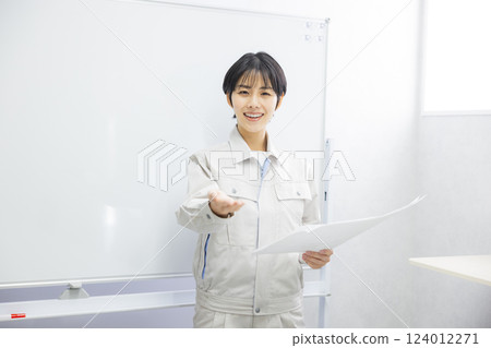 一位身著工作服的女士在會議室演講 124012271