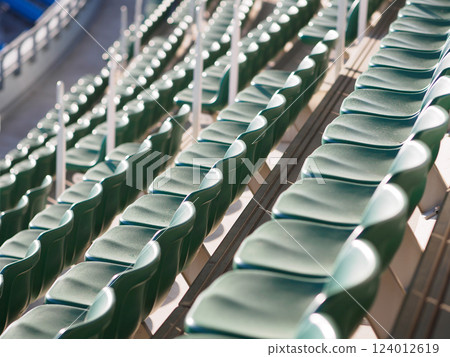 體育場內有大量座位 124012619