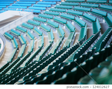 體育場內有大量座位 124012627