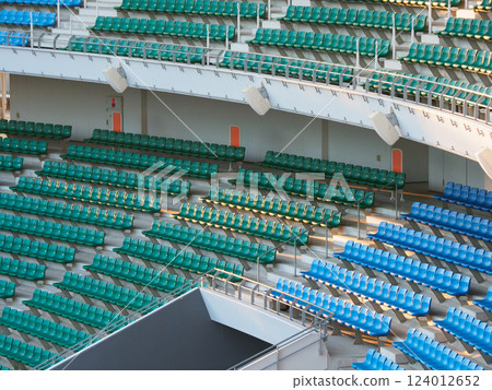A large number of seats in a stadium 124012652