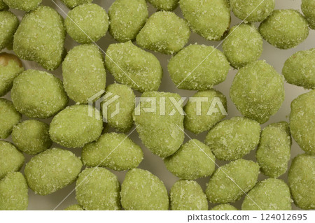 Wasabi-coated peanuts 124012695