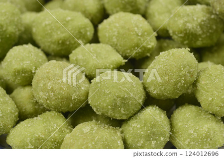Wasabi-coated peanuts 124012696