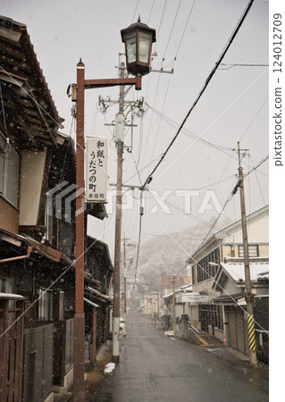 Udatsu streetscape and retro street lights in Mino City, Gifu Prefecture 1 124012709