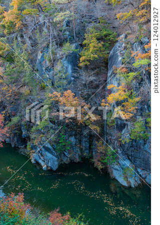 [Yamanashi Prefecture] Shosenkyo Gorge in autumn, with beautiful autumn foliage along the promenade along the Arakawa River 124012927