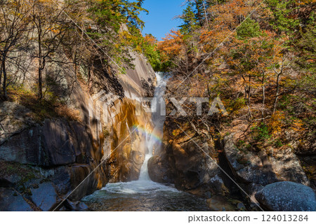 (Yamanashi Prefecture) Autumn Shosenkyo Sensen Waterfall 124013284
