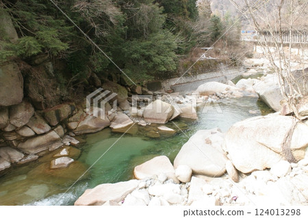 The clear river of the Kisoji area in Shinshu The clear river of the Kisoji area in Shinshu 124013298