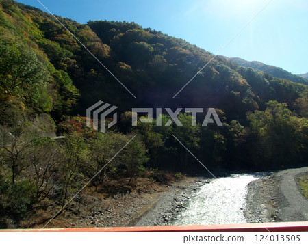 從橋上俯瞰山谷 從橋上俯瞰山谷 124013505