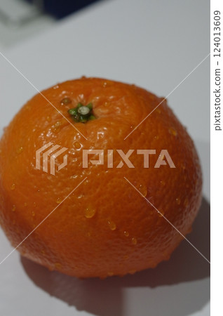 A juicy orange with soft flesh, a strong sour and sweet taste, and a good aroma and flavor. 124013609