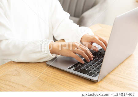 女人在家使用電腦 03 女人在家使用電腦 03 124014405