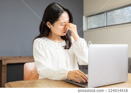 因遠距辦公而感到眼睛疲勞的女性 02 124014416
