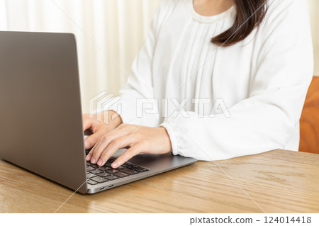 女人在家使用電腦 01 女人在家使用電腦 01 124014418